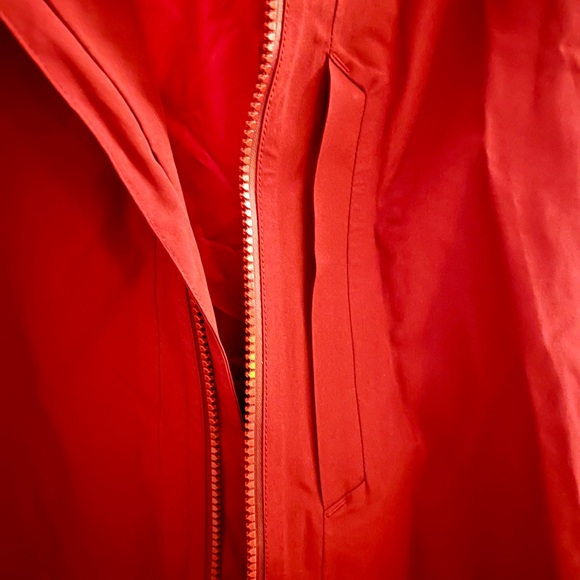 MEC Deep Red Men's Rain Shell Jacket - Picture 6 of 6